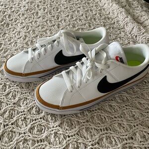 Nike Men’s White Sneakers with Black Swoosh and Brown Trim
